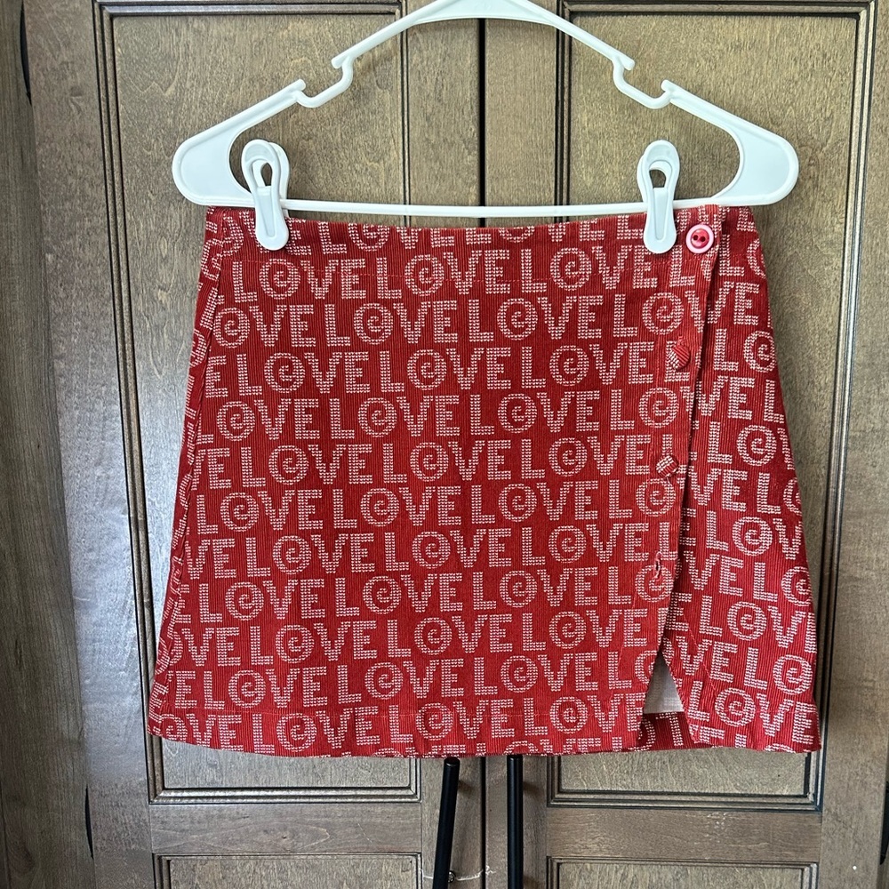 NWT Urban Outfitters Red Gianna LOVE Print Mini Skirt Size Medium